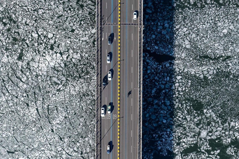 Những mảng băng trôi xuất hiện trên sông Hàn trong đợt rét đậm kéo dài. Cùng thời điểm, nhiều địa phương như Chuncheon và Paju cũng ghi nhận mức nhiệt dao động từ -13 đến -18 độ C, thấp hơn đáng kể so với trung bình nhiều năm. Tại tỉnh Gangwon, nhiệt độ sáng sớm ở một số khu vực miền núi xuống dưới -24 độ C, trong khi gió mạnh khiến nhiệt độ cảm nhận tại vài nơi giảm sâu, có thời điểm gần -37 độ C.