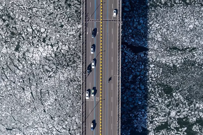 Những mảng băng trôi xuất hiện trên sông Hàn trong đợt rét đậm kéo dài. Cùng thời điểm, nhiều địa phương như Chuncheon và Paju cũng ghi nhận mức nhiệt dao động từ -13 đến -18 độ C, thấp hơn đáng kể so với trung bình nhiều năm. Tại tỉnh Gangwon, nhiệt độ sáng sớm ở một số khu vực miền núi xuống dưới -24 độ C, trong khi gió mạnh khiến nhiệt độ cảm nhận tại vài nơi giảm sâu, có thời điểm gần -37 độ C.