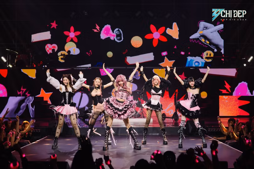 Chị đẹp đạp gió mờ nhạt về phần âm nhạc trong những công diễn đầu tiên. Ảnh: NSX.