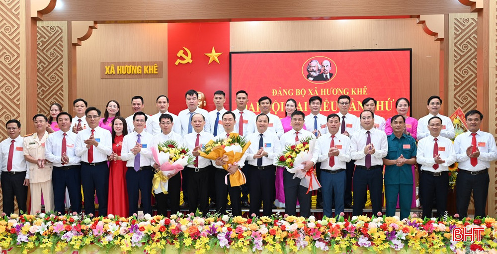 Đồng chí Hoàng Trung Dũng – Ủy viên Trung ương Đảng, Tổng Biên tập Tạp chí Cộng sản và lãnh đạo tỉnh tặng hoa chúc mừng BCH xã Hương Khê nhiệm kỳ 2025 - 2030. bqbht_br_dsc-2027.jpg