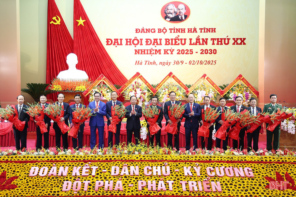 Thường trực Tỉnh ủy khóa XX tặng hoa chúc mừng các đồng chí Ủy viên BCH Đảng bộ tỉnh không tái cử. bqbht_br_tang-hoa-bch-khong-tai-cu.jpg