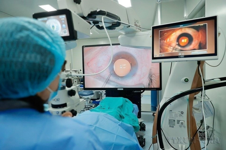Trung tâm Mắt công nghệ cao Tâm Anh đầu tư hệ thống 2 máy Visumax 800 mổ SMILE Pro, tích hợp hệ thống trang thiết bị được đầu tư đồng bộ, mang lại trải nghiệm tốt cho các phẫu thuật tật khúc xạ cho khách. (Ảnh: Minh Quyết – TTXVN)