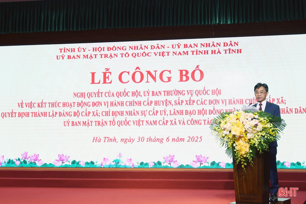 Phó Bí thư Thường trực Tỉnh ủy Trần Thế Dũng công bố các quyết định. bqbht_br_img-9769.jpg
