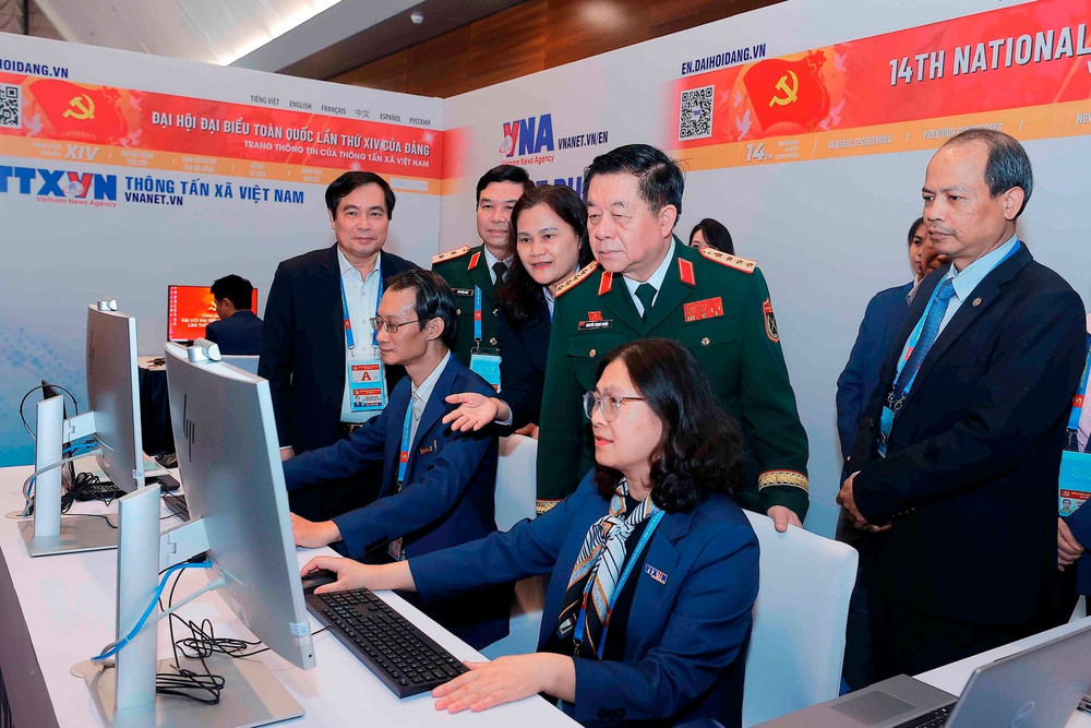 Đại tướng Nguyễn Trọng Nghĩa thăm các phóng viên Thông tấn xã Việt Nam đưa tin về Đại hội Đảng toàn quốc lần thứ 14 vào ngày 20 tháng 1. (Ảnh: TTXVN)