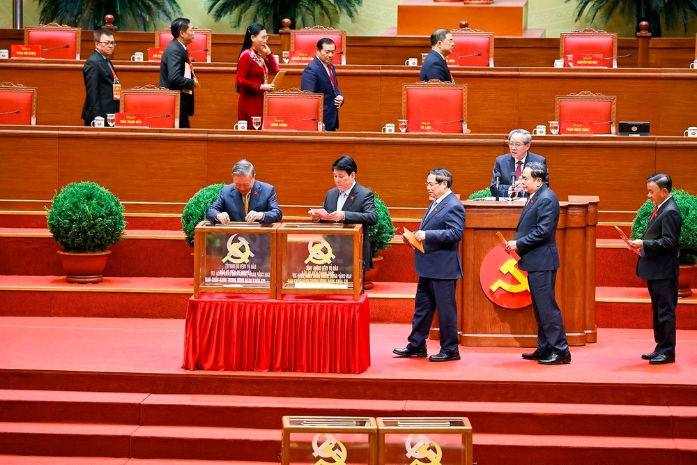 Tổng Bí thư Tô Lâm cùng các đồng chí lãnh đạo Đảng và Nhà nước bỏ phiếu bầu Ủy viên Trung ương chính thức và Ủy viên dự khuyết Ban Chấp hành Trung ương Đảng khóa XIV. (Ảnh: TTXVN)