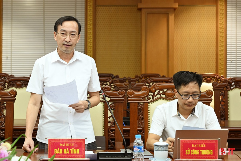 Tổng Biên tập Báo Hà Tĩnh Nghiêm Sỹ Đống báo cáo kết quả công tác tuyên truyền thời gian qua. bqbht_br_dsc-2424.jpg
