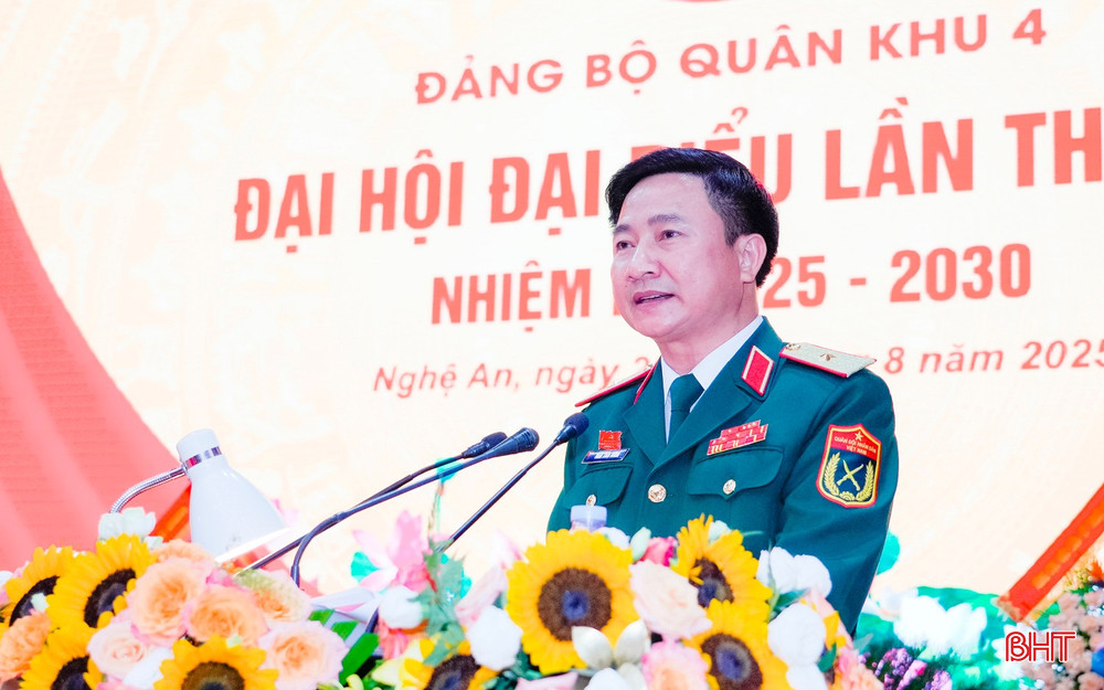 Thiếu tướng Đoàn Xuân Bường - Bí thư Đảng ủy, Chính ủy Quân khu 4 phát biểu khai mạc Đại hội. Ảnh: Phạm Bằng bqbht_br_bna-dsc8241.jpg
