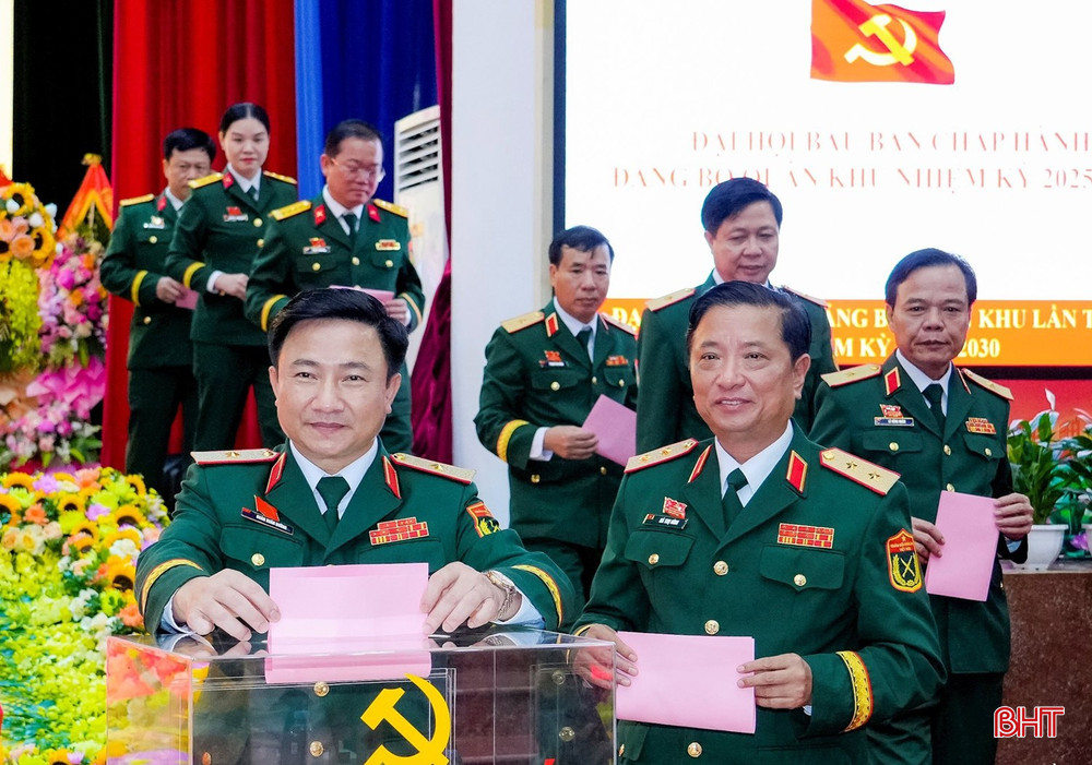 Đoàn chủ tịch bỏ phiếu bầu Ban Chấp hành Đảng bộ Quân khu nhiệm kỳ 2025-2030. Ảnh: Phạm Bằng bqbht_br_bna-dsc8600.jpg