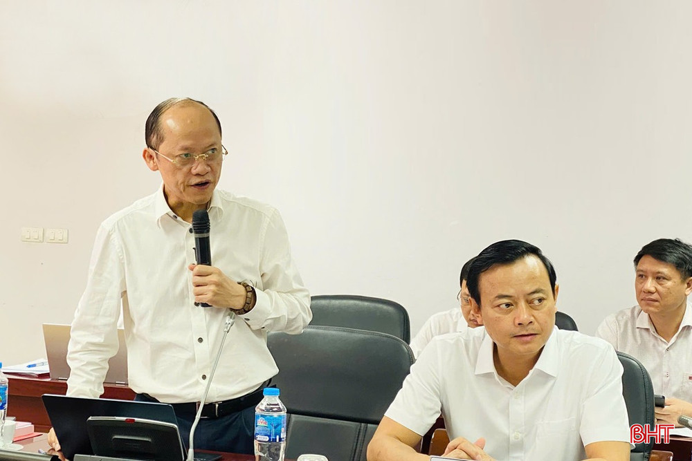 Phó Chủ tịch Thường trực UBND tỉnh Nguyễn Hồng Lĩnh báo cáo các nội dung tại hội nghị. bqbht_br_1000073100.jpg