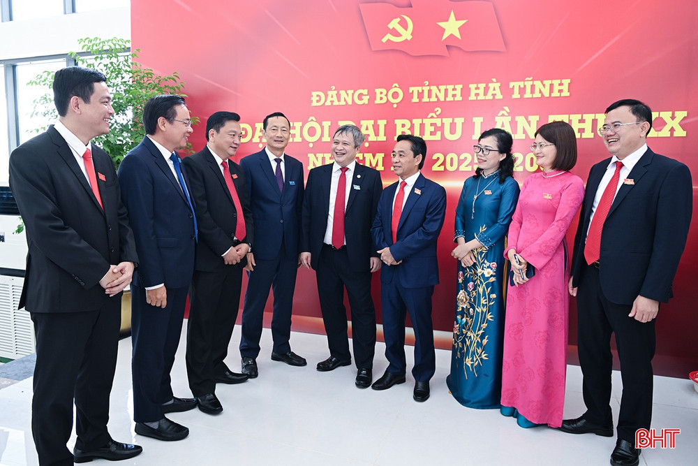 Đại biểu trò chuyện bên lề Đại hội. bqbht_br_tro-chuyen-ben-le.jpg