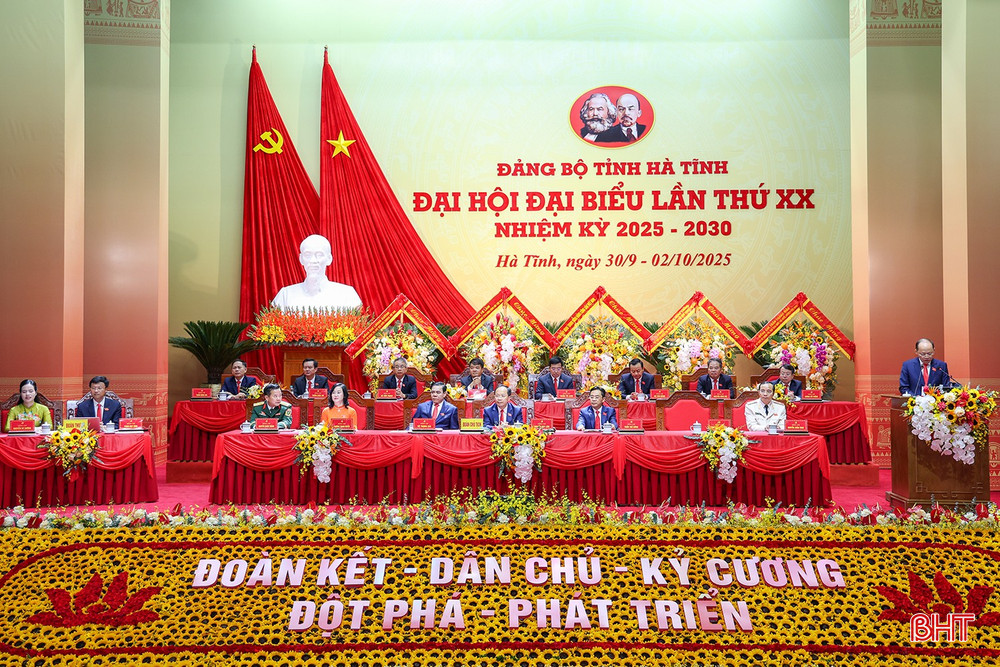 Đoàn Chủ tịch và Đoàn Thư ký Đại hội. bqbht_br_doan-chu-tich.jpg