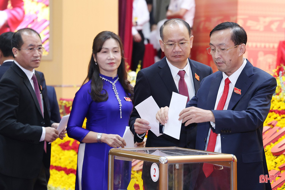 Các đại biểu bỏ phiếu bầu Ban Chấp hành nhiệm kỳ mới. bqbht_br_sep-dong-bo-phieu.jpg