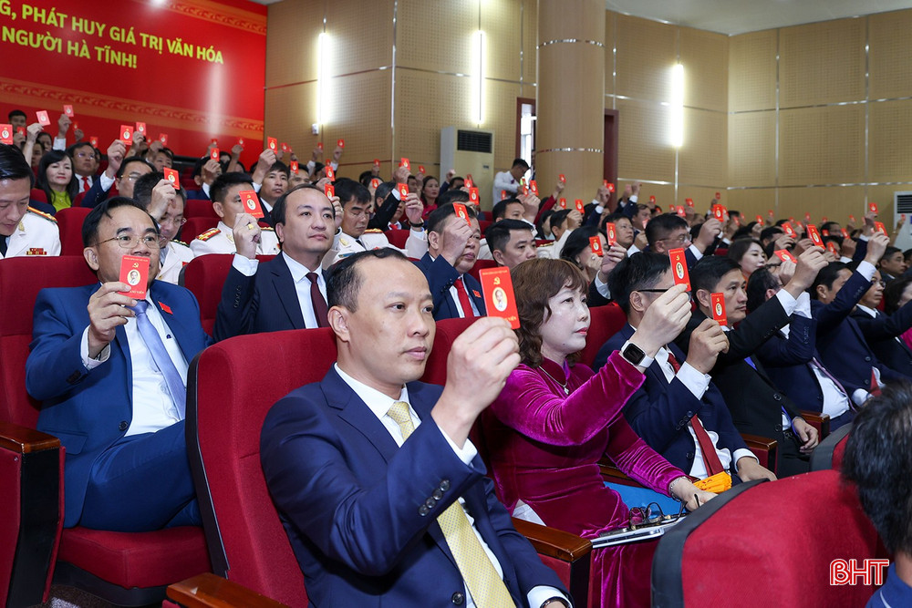 Đại biểu biểu quyết thông qua các nội dung xin ý kiến tại Đại hội. bqbht_br_bieu-quyet.jpg