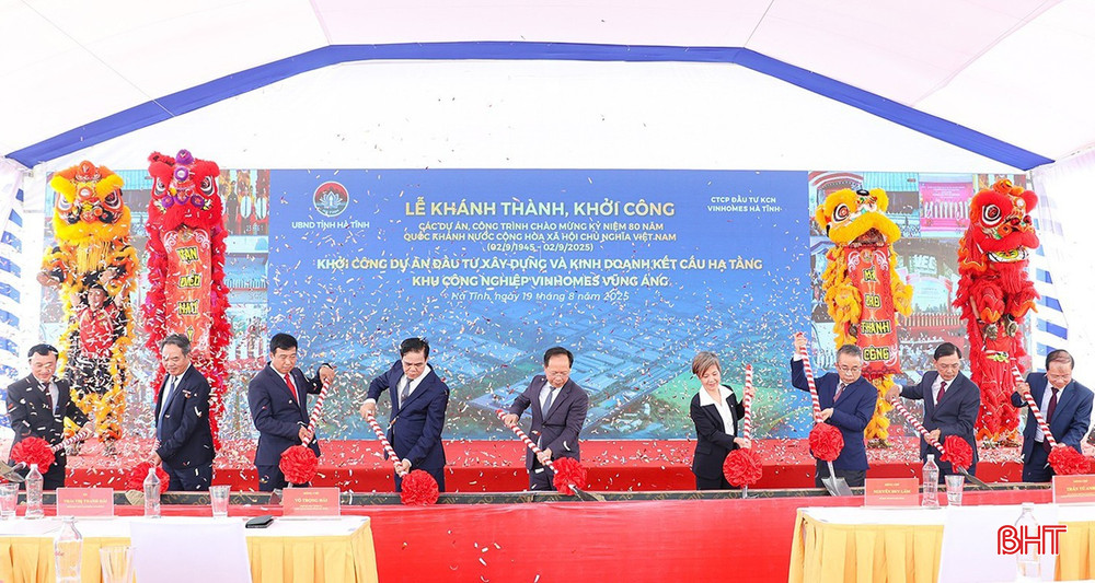 Bí thư Tỉnh ủy Nguyễn Duy Lâm, Chủ tịch UBND tỉnh Võ Trọng Hải và các đại biểu thực hiện nghi thức khởi công dự án Đầu tư xây dựng và kinh doanh kết cấu hạ tầng Khu công nghiệp Vinhomes Vũng Áng. bqbht_br_image-5.jpg