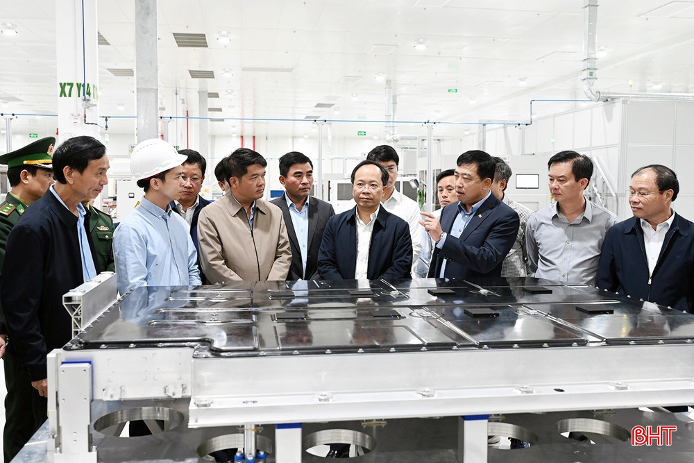 Bí thư Tỉnh ủy Nguyễn Duy Lâm và đoàn công tác kiểm tra sản xuất tại Nhà máy Sản xuất Pin Vines (tháng 3/2025). bqbht_br_image-2-1116.jpg