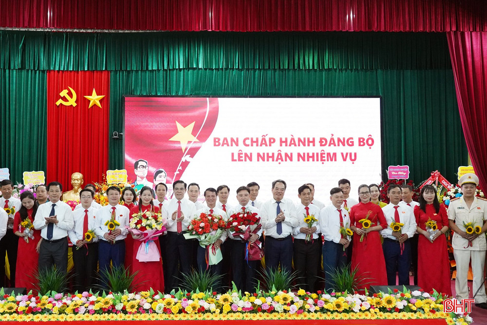 Chủ tịch UBND tỉnh Võ Trọng Hải, Trưởng ban Nội chính Tỉnh ủy Nguyễn Đình Hải cùng lãnh đạo các sở, ngành tặng hoa chúc mừng Ban Chấp hành nhiệm kỳ mới. bqbht_br_123.jpg