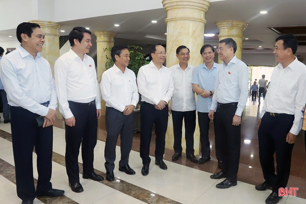 Trưởng ban Tổ chức Trung ương Lê Minh Hưng trao đổi với lãnh đạo tỉnh Hà Tĩnh và đại biểu bên lề cuộc tiếp xúc cử tri ngày 21/7/2025. bqbht_br_img-7416.jpg