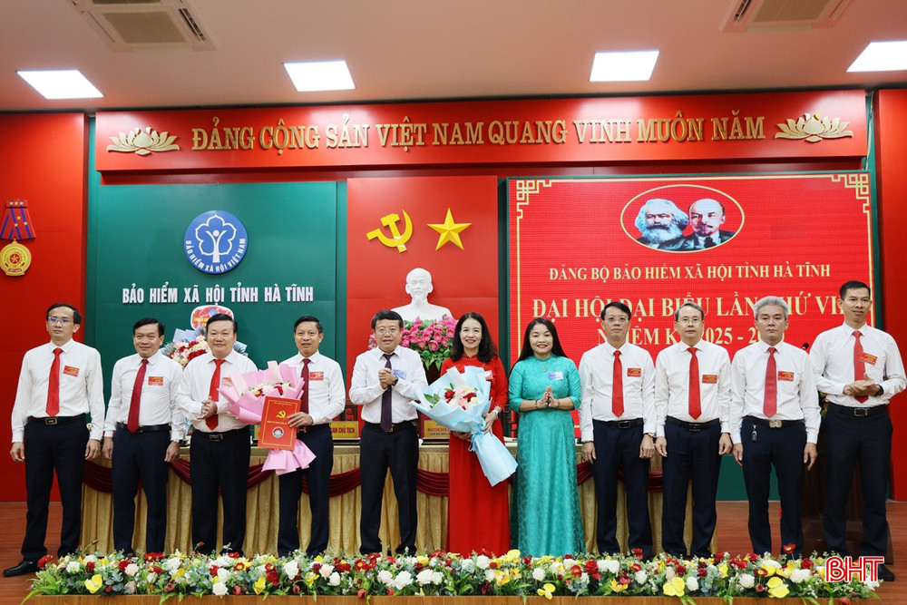 Lãnh đạo tỉnh tặng hoa chúc mừng BCH Đảng bộ nhiệm kỳ mới. bqbht_br_ra-mat-bch.jpg