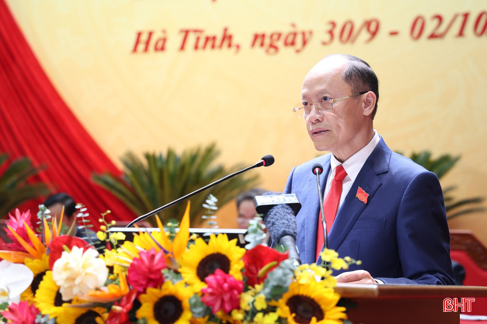 Phó Chủ tịch Thường trực UBND tỉnh Nguyễn Hồng Lĩnh trình bày phương án thành lập tổ thảo luận. bqbht_br_img-3014.jpg