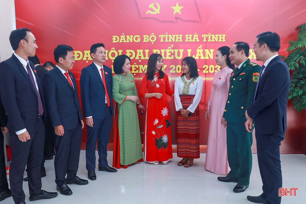 Đại biểu trao đổi bên lề Đại hội. bqbht_br_ben-le-2.jpg