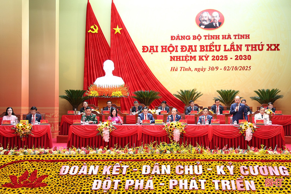 Đoàn Chủ tịch và Đoàn Thư ký Đại hội. bqbht_br_doan-chu-tich.jpg