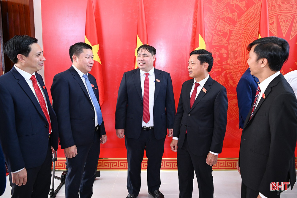 Đại biểu trao đổi bên lề Đại hội. bqbht_br_ben-le.jpg