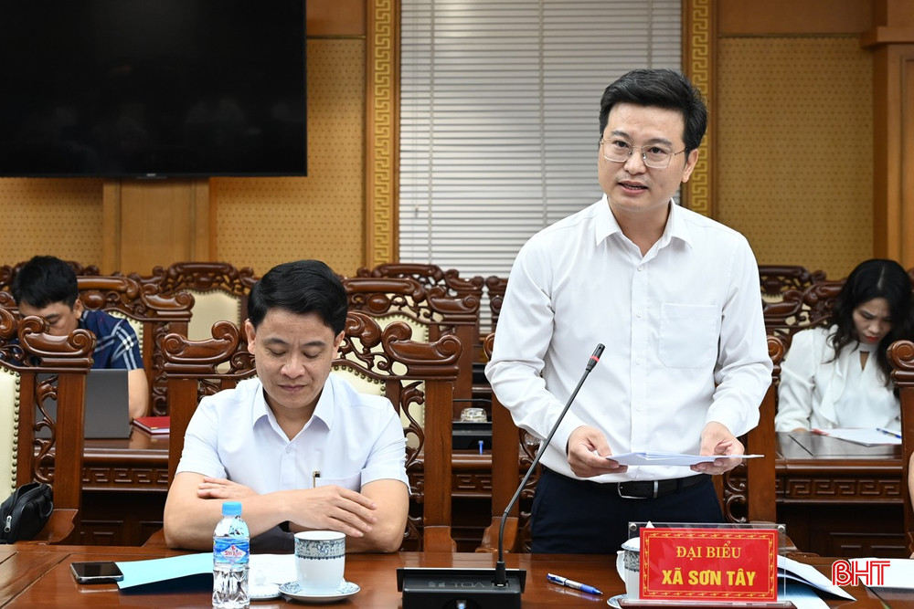 Đồng chí Hoàng Cẩm Thạch - Bí thư Đảng ủy, Chủ tịch HĐND xã Sơn Tây báo cáo nội dung tại hội nghị. bqbht_br_dsc-9124.jpg
