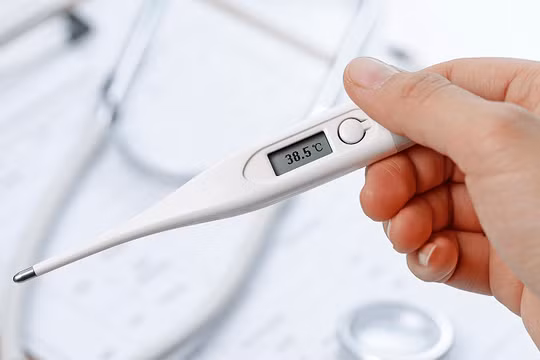 Sốt sau tiêm vaccine phòng COVID-19: Những lưu ý từ chuyên gia