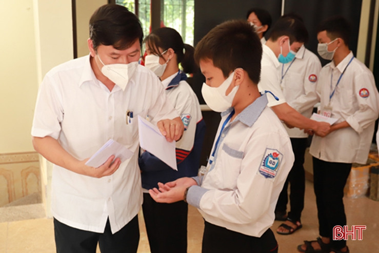 Trao 499 suất quà, trị giá hơn 640 triệu đồng cho học sinh nghèo Hà Tĩnh