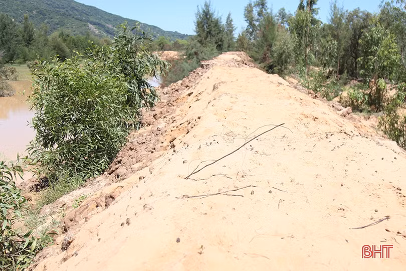 Sạt lở bờ bao bãi chứa chất thải mỏ sắt lớn nhất Đông Nam Á tại Hà Tĩnh, người dân bất an!