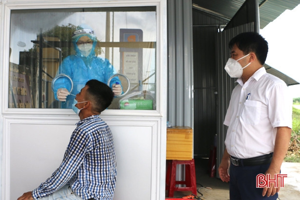 Triển khai điểm xét nghiệm dịch vụ COVID-19 đầu tiên cho lái xe đường dài qua Hà Tĩnh