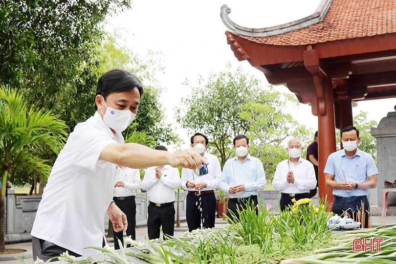 Dâng hương tưởng niệm 201 năm ngày mất Đại thi hào Nguyễn Du