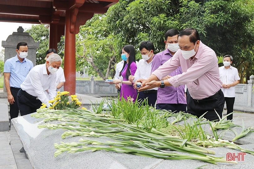 Dâng hương tưởng niệm 201 năm ngày mất Đại thi hào Nguyễn Du