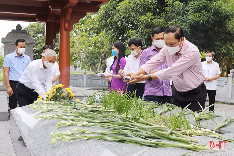 Dâng hương tưởng niệm 201 năm ngày mất Đại thi hào Nguyễn Du