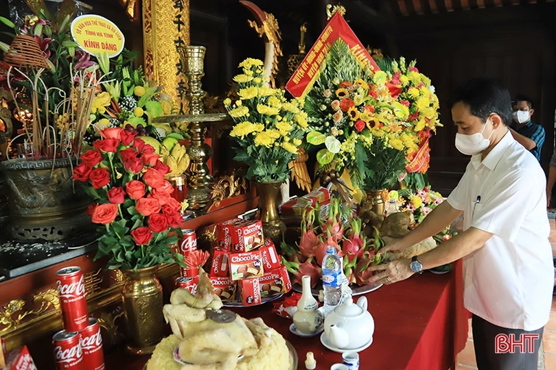 Dâng hương tưởng niệm 201 năm ngày mất Đại thi hào Nguyễn Du