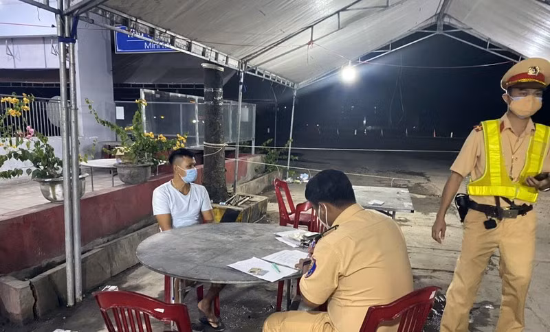 15 người có cả trẻ em trong thùng xe đông lạnh “thông chốt”