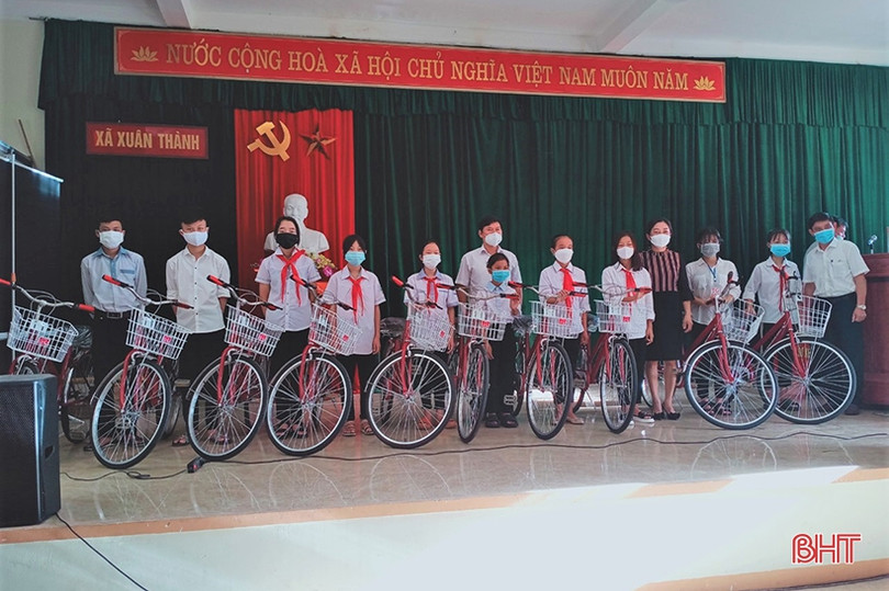 Trao 499 suất quà, trị giá hơn 640 triệu đồng cho học sinh nghèo Hà Tĩnh