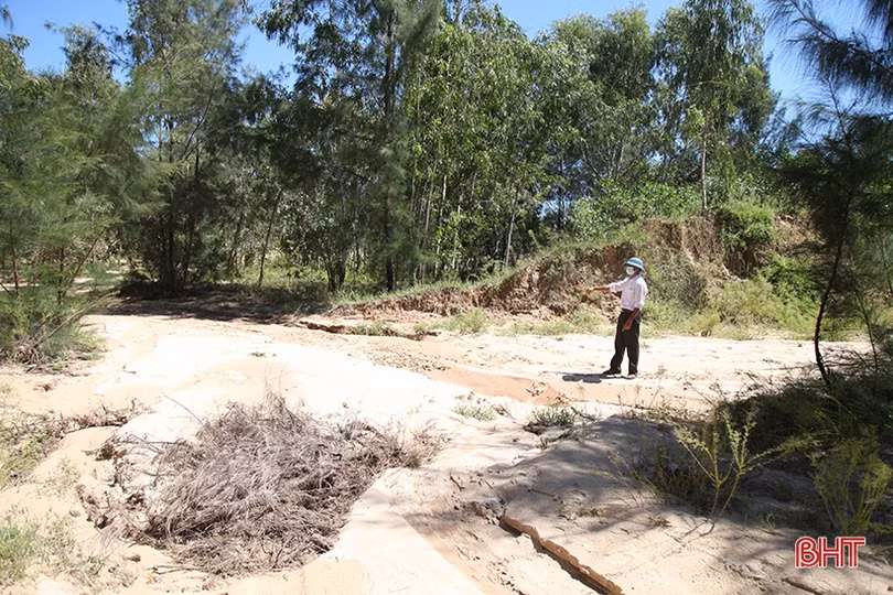 Sạt lở bờ bao bãi chứa chất thải mỏ sắt lớn nhất Đông Nam Á tại Hà Tĩnh, người dân bất an!