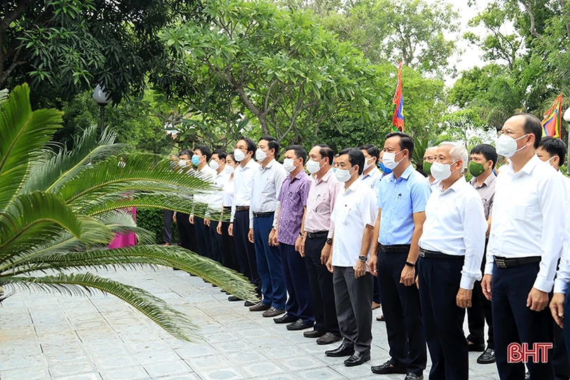 Dâng hương tưởng niệm 201 năm ngày mất Đại thi hào Nguyễn Du