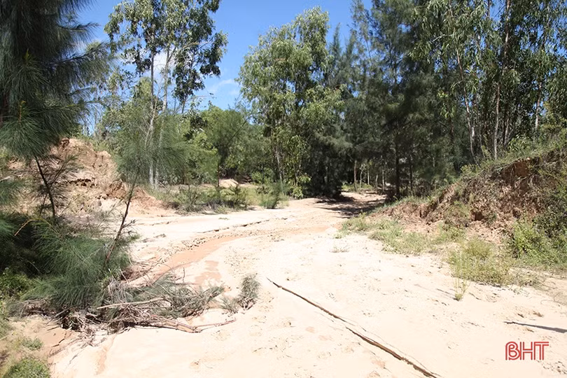 Sạt lở bờ bao bãi chứa chất thải mỏ sắt lớn nhất Đông Nam Á tại Hà Tĩnh, người dân bất an!