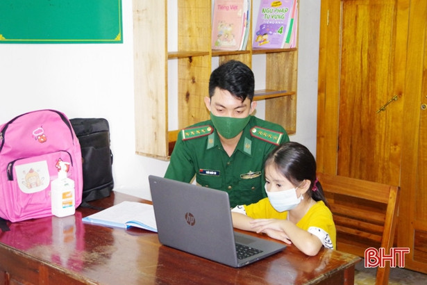Đồn Biên phòng Sơn Hồng tặng máy tính và trao quà cho học sinh khó khăn