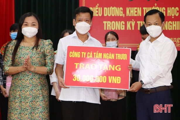 Vũ Quang tuyên dương 27 học sinh đạt điểm cao trong Kỳ thi tốt nghiệp THPT 