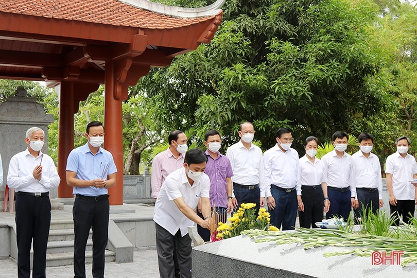 Dâng hương tưởng niệm 201 năm ngày mất Đại thi hào Nguyễn Du