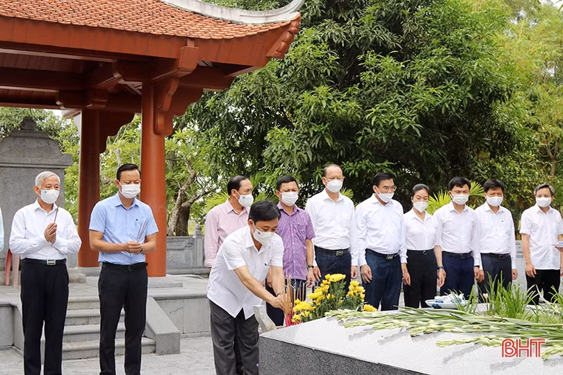 Dâng hương tưởng niệm 201 năm ngày mất Đại thi hào Nguyễn Du