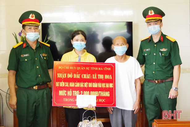 Bộ CHQS tỉnh Hà Tĩnh đỡ đầu sinh viên khó khăn đạt điểm cao