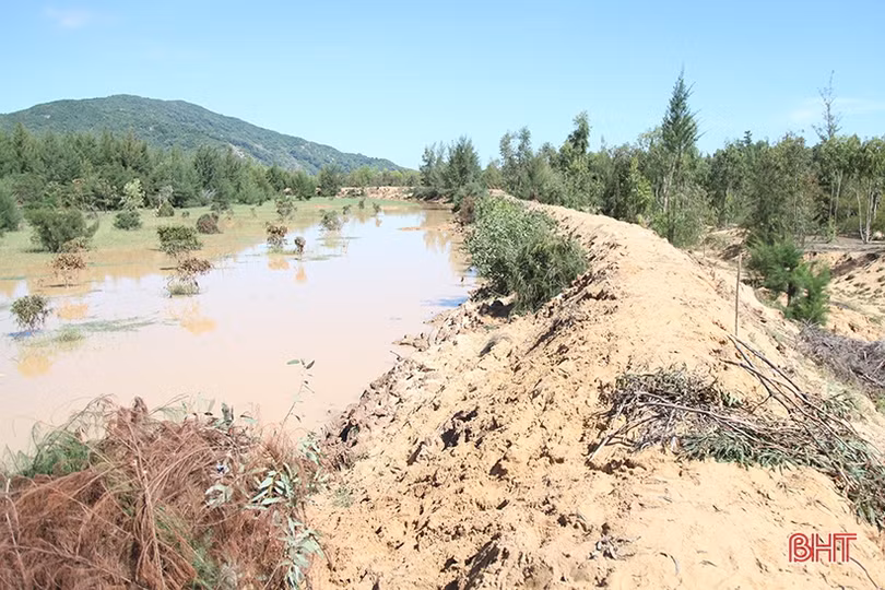 Sạt lở bờ bao bãi chứa chất thải mỏ sắt lớn nhất Đông Nam Á tại Hà Tĩnh, người dân bất an!
