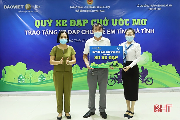 Bảo Việt Nhân thọ Hà Tĩnh trao 80 xe đạp cho học sinh vượt khó