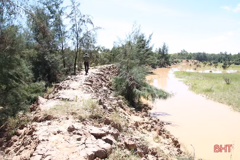 Sạt lở bờ bao bãi chứa chất thải mỏ sắt lớn nhất Đông Nam Á tại Hà Tĩnh, người dân bất an!