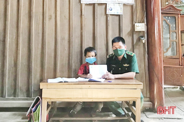 Đồn Biên phòng Sơn Hồng tặng máy tính và trao quà cho học sinh khó khăn