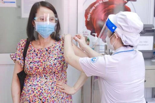 4 điều cần biết cho phụ nữ mang thai tiêm vaccine COVID-19